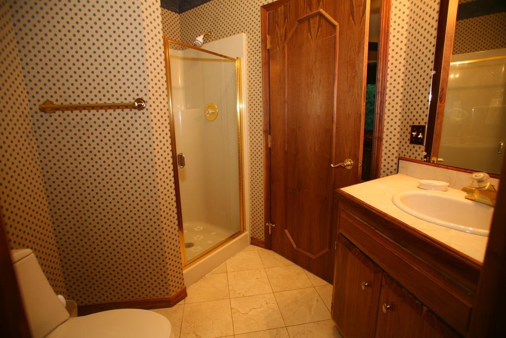 Bar W Guest Ranch Villa Whitefish Room photo